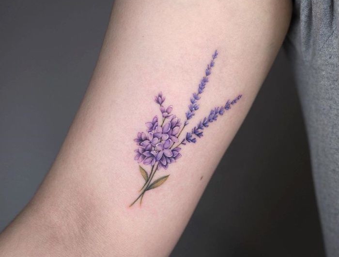 tatouage lavande minimaliste sur l avant bras d une femme jpeg
