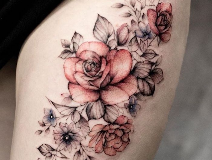 tatouage nature feminine avec des fleurs différentes sur la cuisse