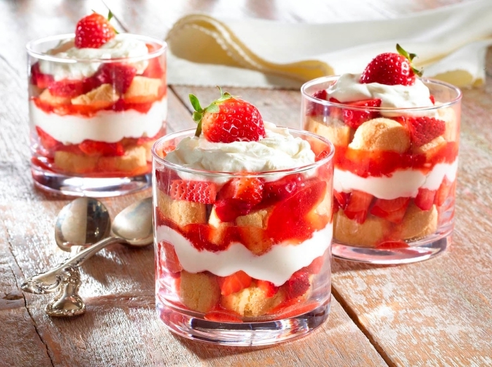 tiramisu aux fraises dans verre dessert leger mascrapone fromage fruits rouges cuillère doigts de dame