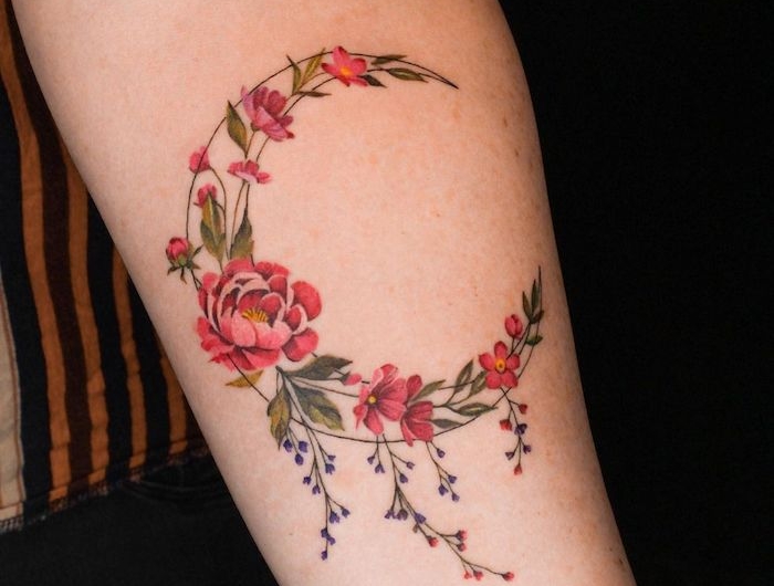 un exemple de tatouage femme fleur avec des pivoines en forme de lune