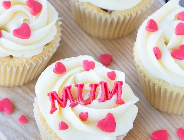 un petit gateau pour maman facile avec ds coeurs et des messages roses en sucre