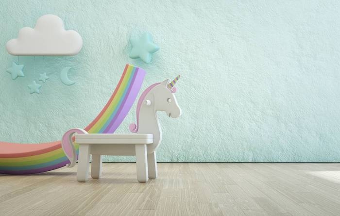 un petit licorne blanc en bois dans une chambre d enfant