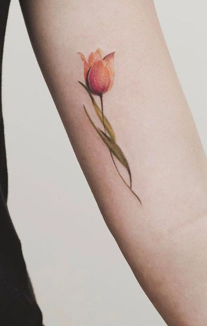 un petit tatouage de tulip en orange sur l avant bras