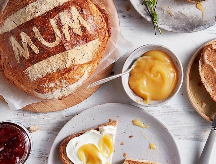 un repas pour fete des meres dessert facile et rapide et original un pain avec des lettres et tartine dans une assiette