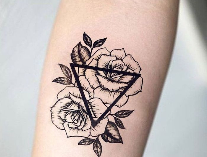 un tatouage fleur avec deux roses et un triangele ornement sur l avant bras