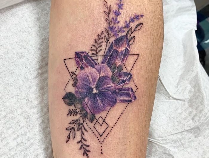 un tatouage fleur minimaliste avec des violets des ametystes et formes géometriques