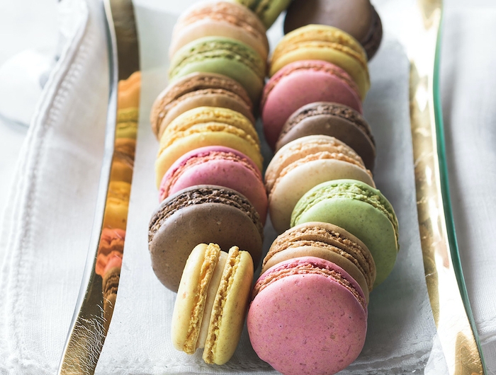 une assiette des macarons multicolores dessert fete des meres