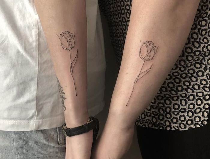 une couple avec un symbole famille tatouage des tulipes en contours