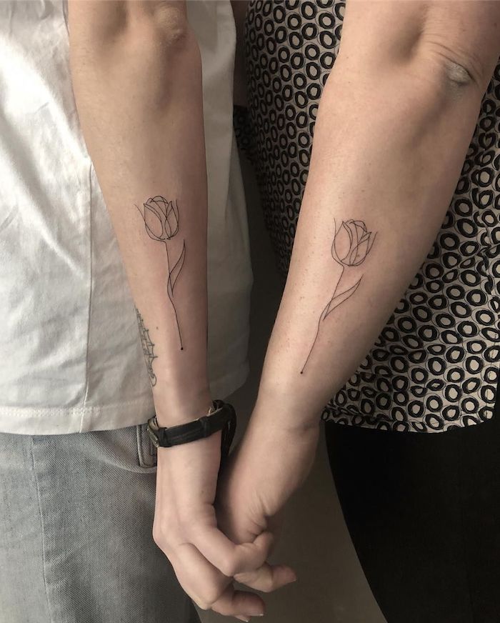 une couple avec un symbole famille tatouage des tulipes en contours