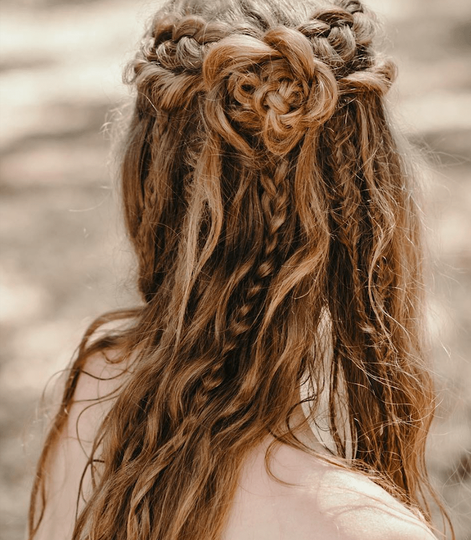 une femme avec cehveux longs et coiffure bohème avec des nattes et tresses jpg