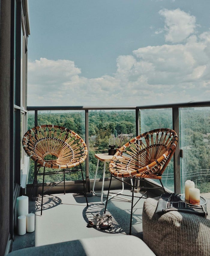 une idée d aménagment d un balcon avec meuble année 70 fauteuil en rotin