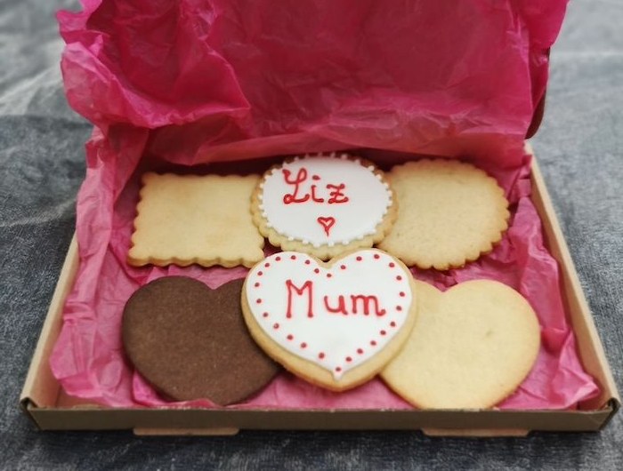 une idée de cadeau fete des meres fait main des biscuits avec des messages dans une boite