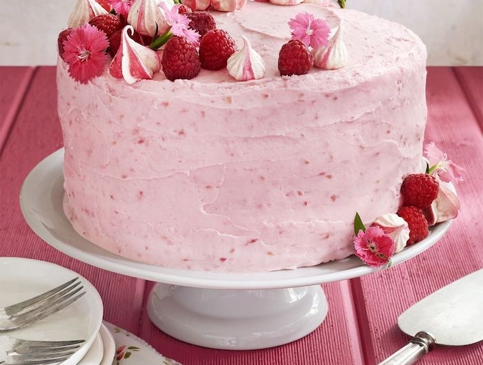 une idée de gateau anniversaire maman en rose avec des fraises et fleurs comestibles