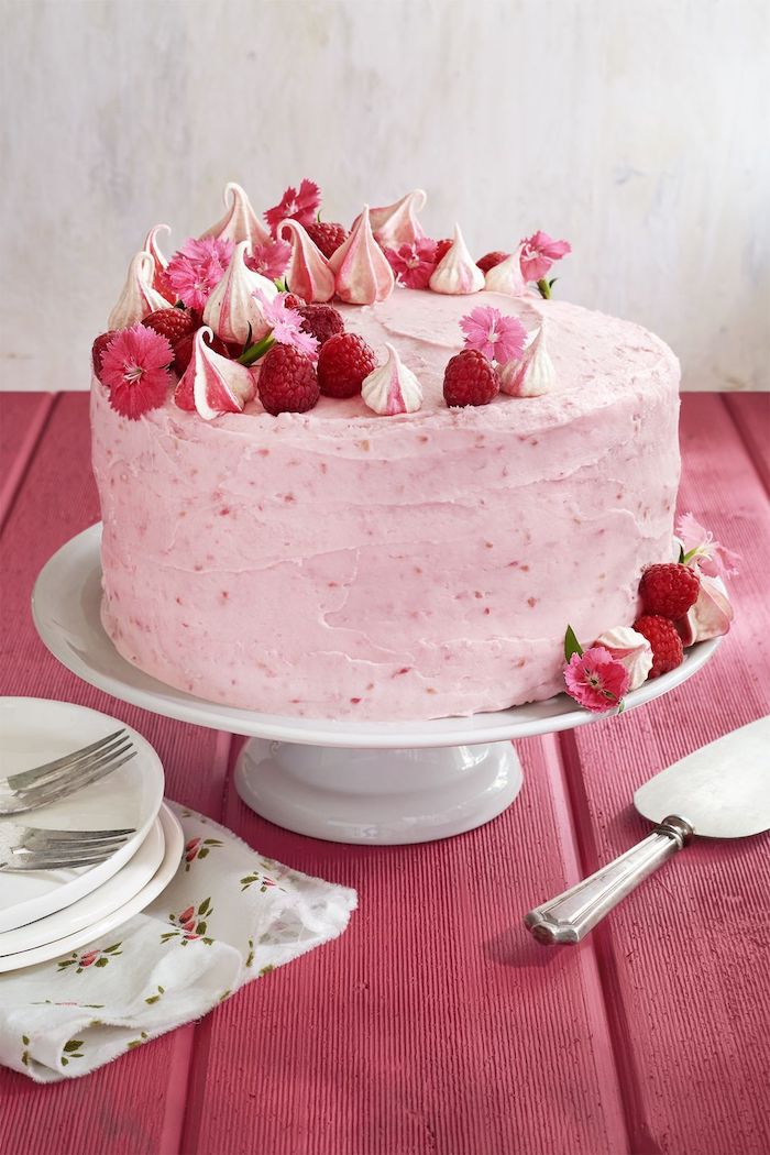 une idée de gateau anniversaire maman en rose avec des fraises et fleurs comestibles