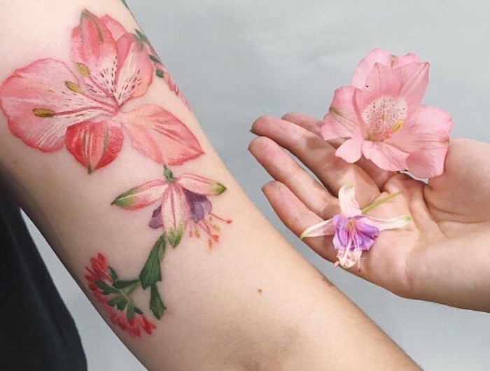 une idée de hibiscus tatouage en style aquarelle et couleurs pastels