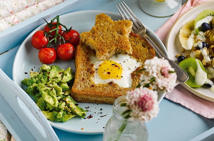 une idée de petit dej pour la fete des mamans avec tartine et des avocats