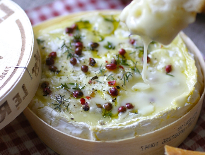 une idée de servir fromage au four fondue avec des herbes poivre rouge et du pain
