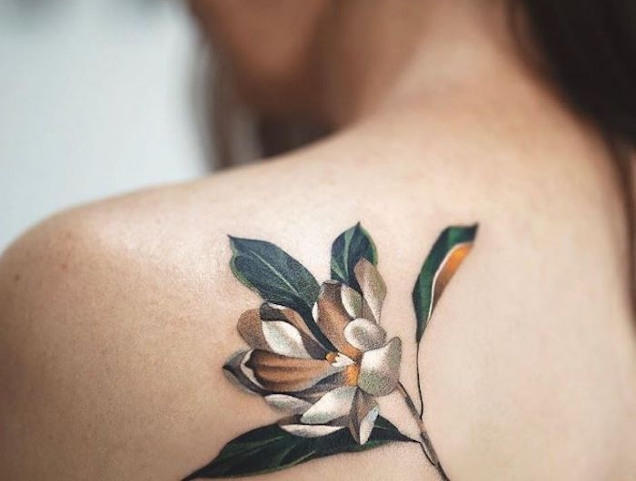 une idée de tatouage plante sur l epaule une femme nu auc cehveux logneus