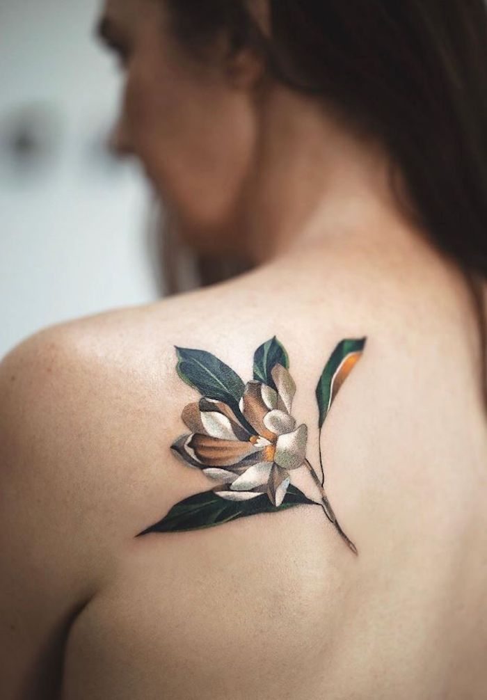 une idée de tatouage plante sur l epaule une femme nu auc cehveux logneus