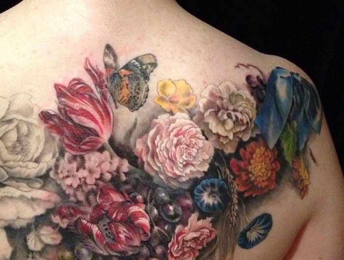 une idée de tatouage renaissance sur le dos avec dessin des fleurs diverses