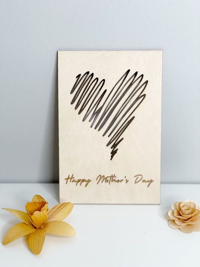 une idée pour dessin de maman minimalistique sur une carte en papier blanc