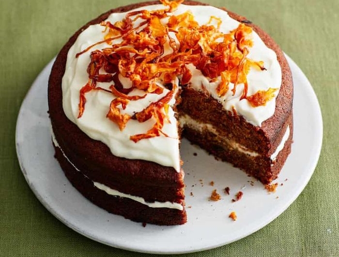 une recette de gateau anniversaire maman avec de la creme et des decorations de carrotes