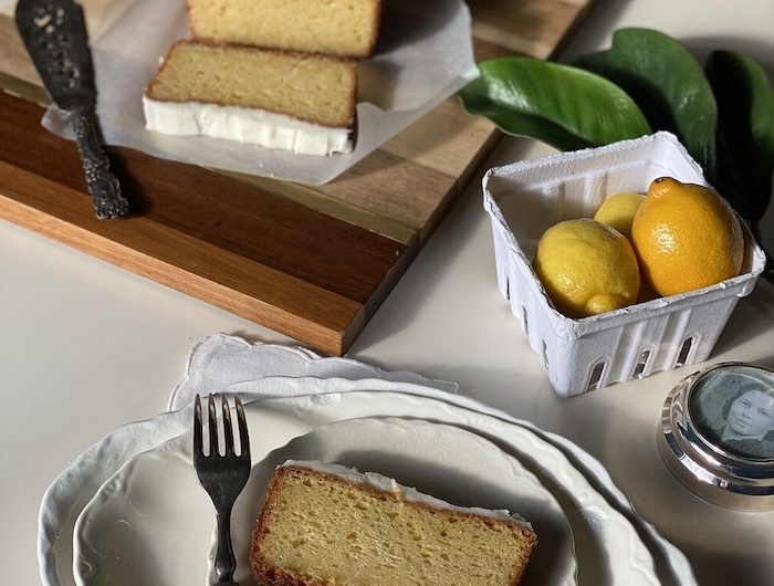 une recette fête de mères pour gateau pain au citron coupé et servi dans assiette