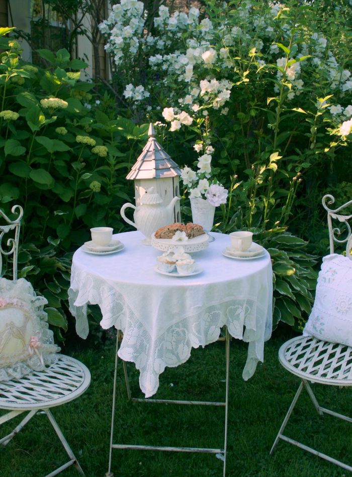 une service de café sur une table et deux chaises astuce bricolage jardin
