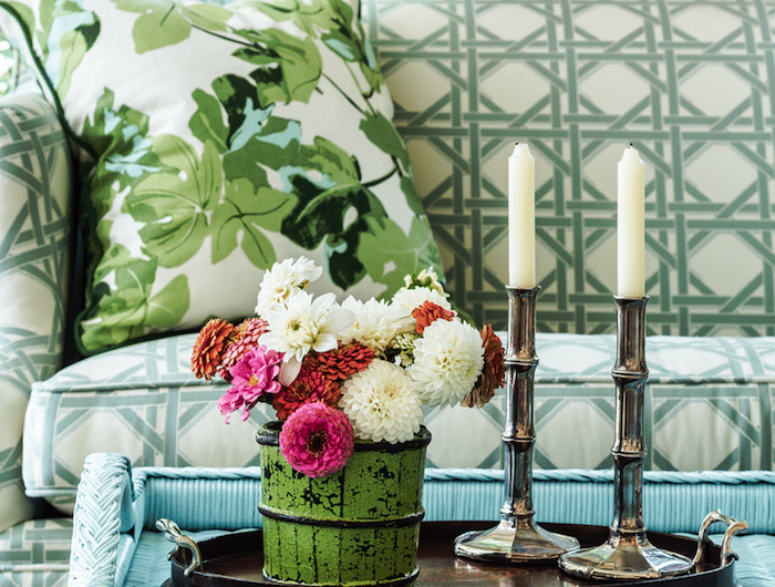 une table base turquoise peinture pour meuble en rotin devant un canapé avec vase a fleurs au dessus jpg