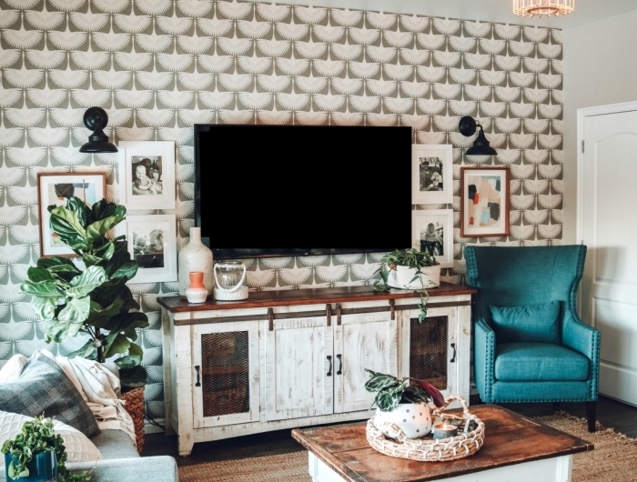 ventilateur plafond papier peint meuble tv vintage bois blanc tapis jute amenagement salon tv plantes
