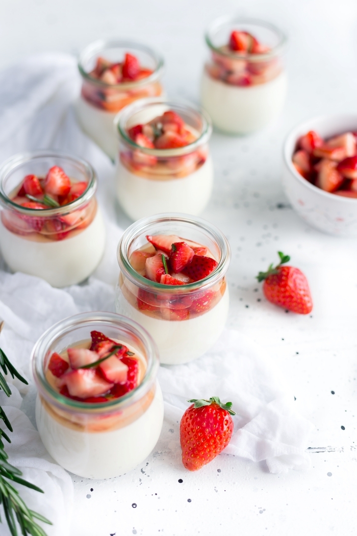 verrine yagourt fruits rouges gélatine dessert leger aux fruits fraises jar verre contenant dessert