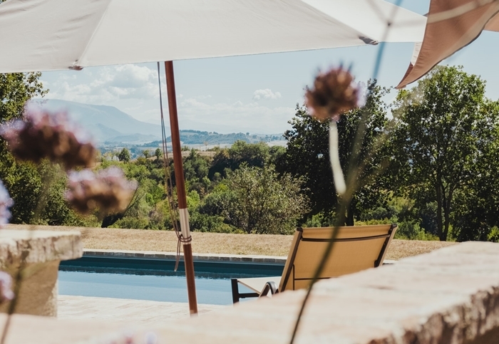 amenagement autour piscine mobilier exterieur bain de soleil transat parasol piscine deco
