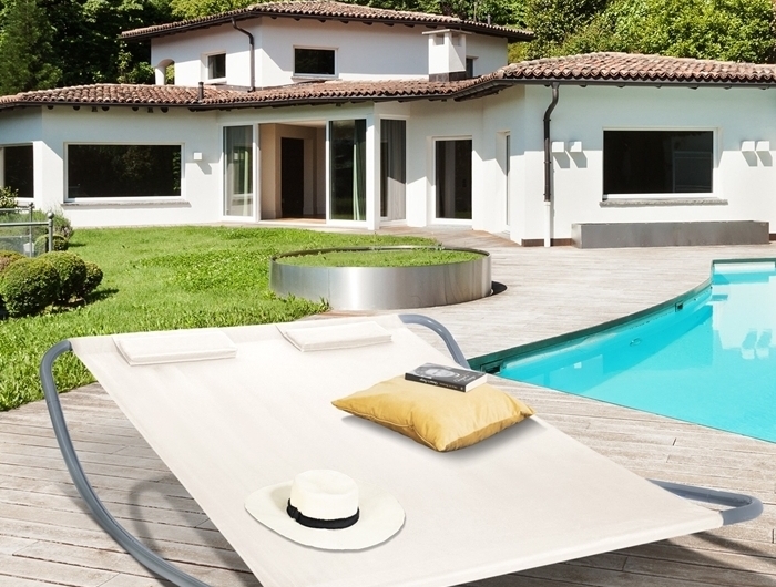 aménagement au bord de piscine lit bain de soleil toile couleur ecrue terrasse