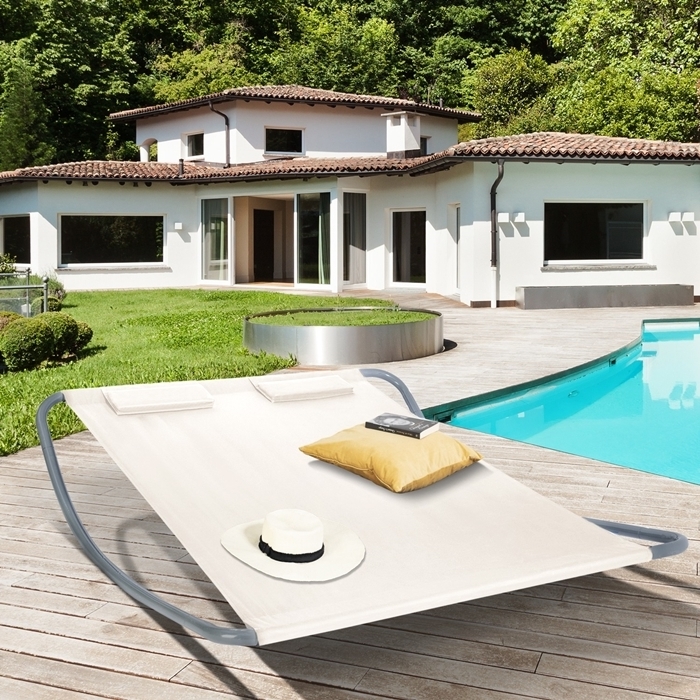 aménagement au bord de piscine lit bain de soleil toile couleur ecrue terrasse