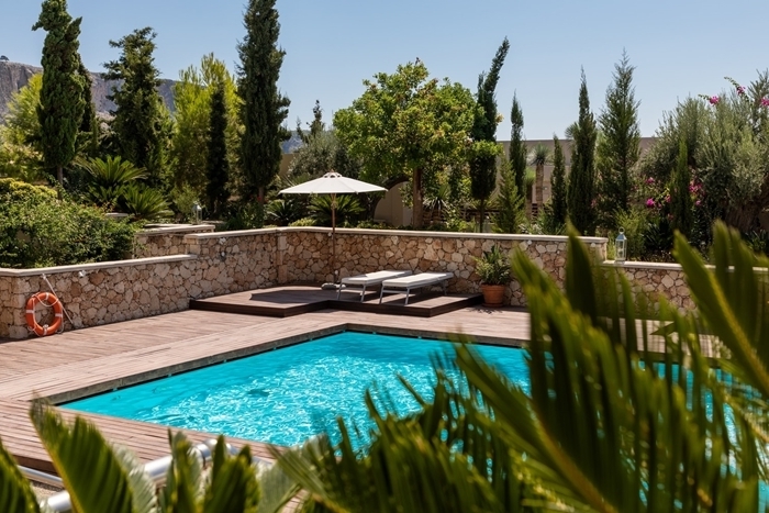 aménagement jardin avec piscine terrasse bois mobilier de jardin transat bain de soleil palmiers
