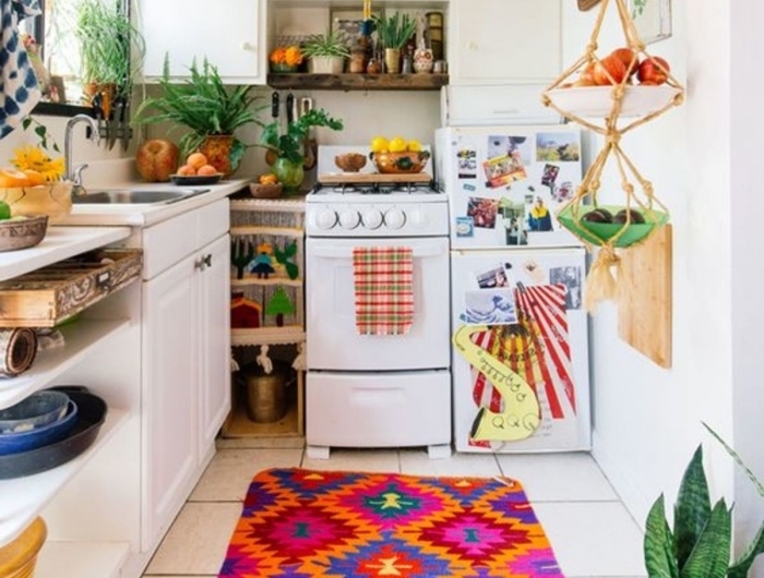 aménagement petite cuisine deco hippie chic tapis multicolore plantes vertes meubles blancs