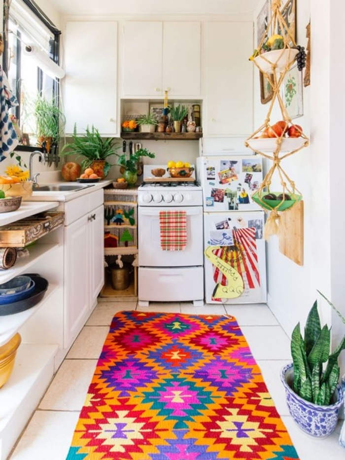 aménagement petite cuisine deco hippie chic tapis multicolore plantes vertes meubles blancs