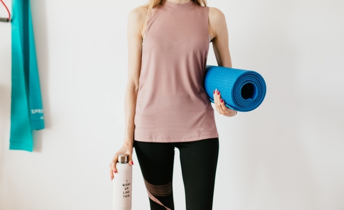 bienfaits faire du sport exercices entrainement maison accessoires tapis yoga mat bouteille d eau