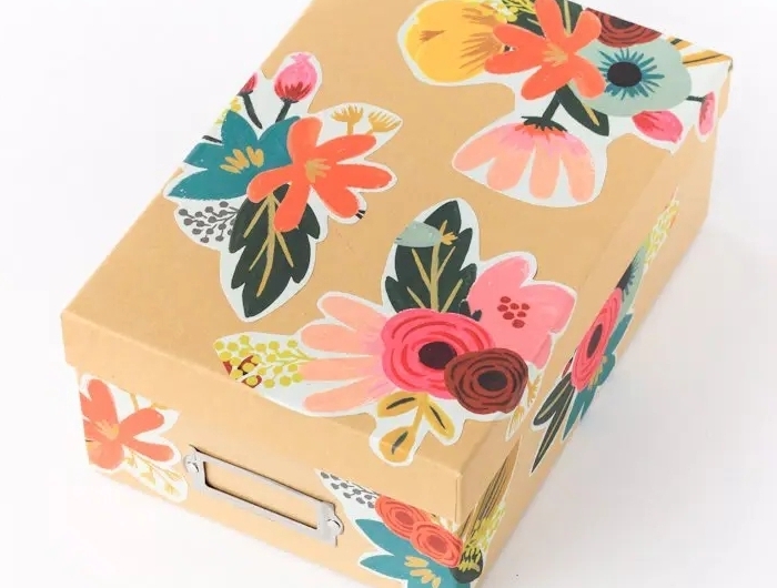 boite carton personnalisée serviette motifs floraux technique découpage mod podge activité fête des mères