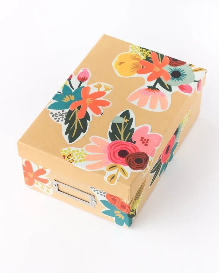 boite carton personnalisée serviette motifs floraux technique découpage mod podge activité fête des mères