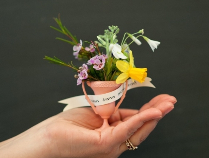 bricolage fête des mères original mini trophée pot fleur avec mini fleurs cadeau maman a faire