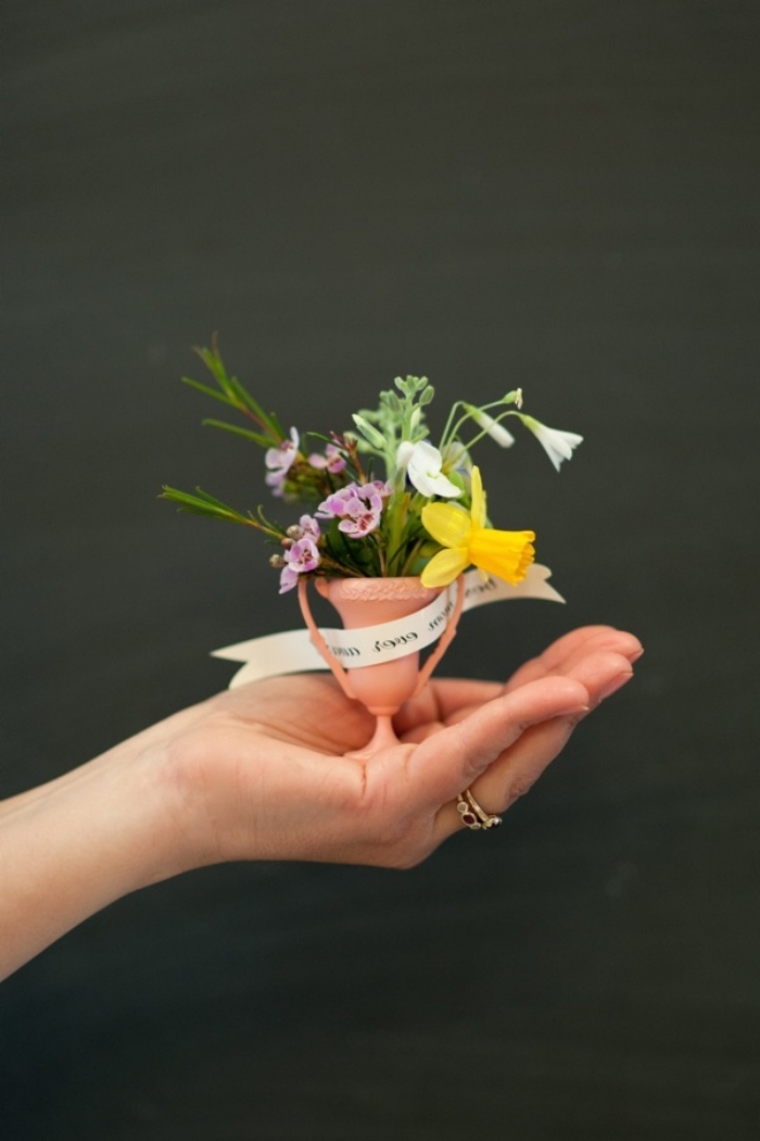 bricolage fête des mères original mini trophée pot fleur avec mini fleurs cadeau maman a faire