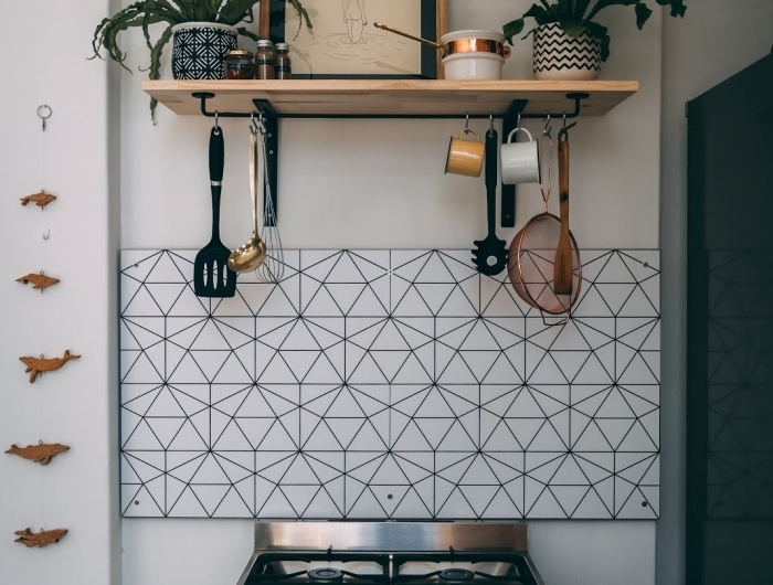 carrelage motifs géométriques blanc eet noir objet deco cuisine plantes d intérieur étagère bois