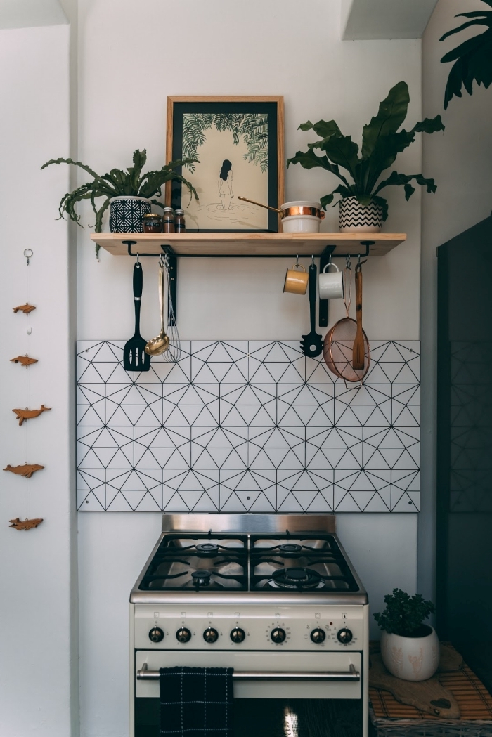 carrelage motifs géométriques blanc eet noir objet deco cuisine plantes d intérieur étagère bois