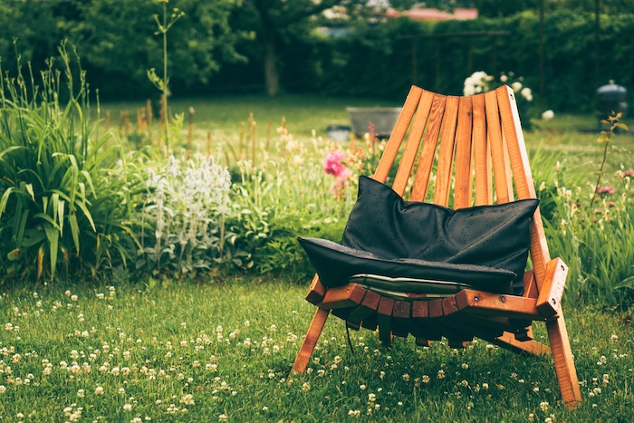 chaise en bois dans le jardin pelouse verte