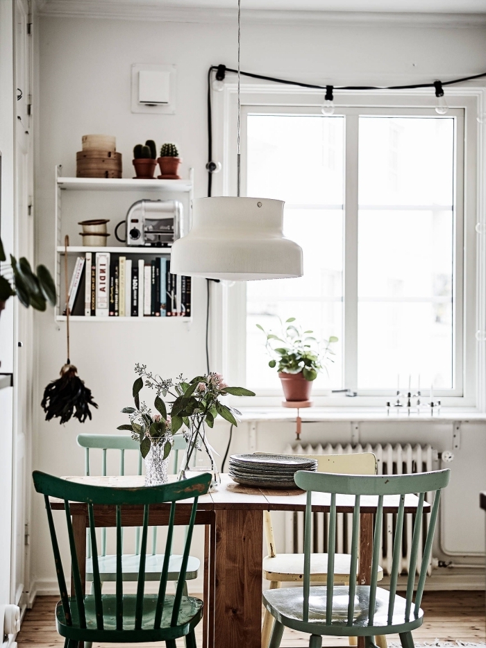 chaise peinture bois nuances de vert deco boheme vintage étagère suspendue plantes et livres