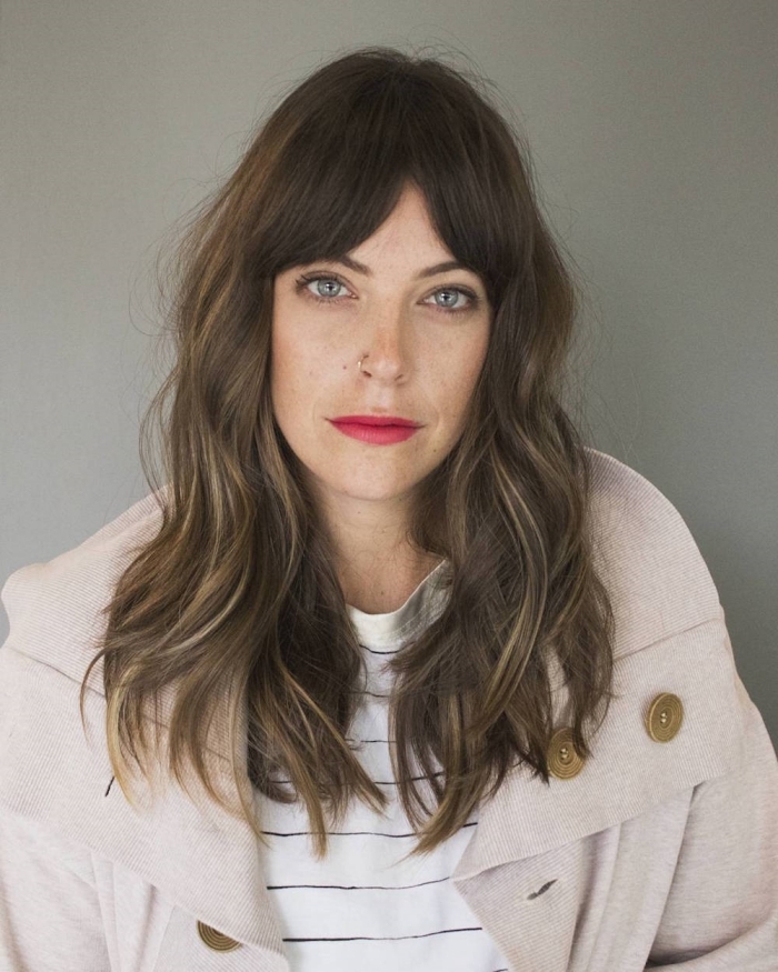 coloration tendance balayage naturel cheveux bruns coupe avec frange maquillage lèvres rouges
