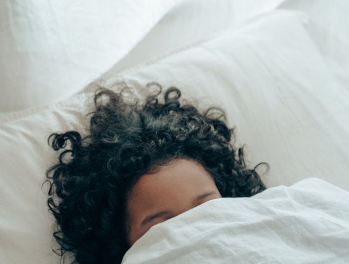 comment choisir sa couette idée couette blanche enfant personne sous couverture