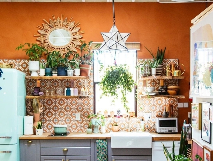 comment peindre un mur de couleur orange deco hippie chic cuisine armoires gris mat miroir soleil