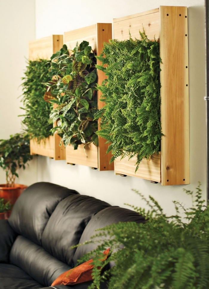 diy tableau vegetal en bois recyclé plantes vertes canapé cuir noir déco salon avec plantes